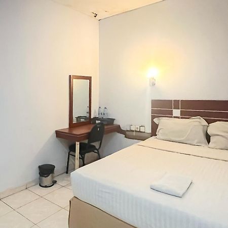 Urbanview Trisula Hotel Makassar Kültér fotó