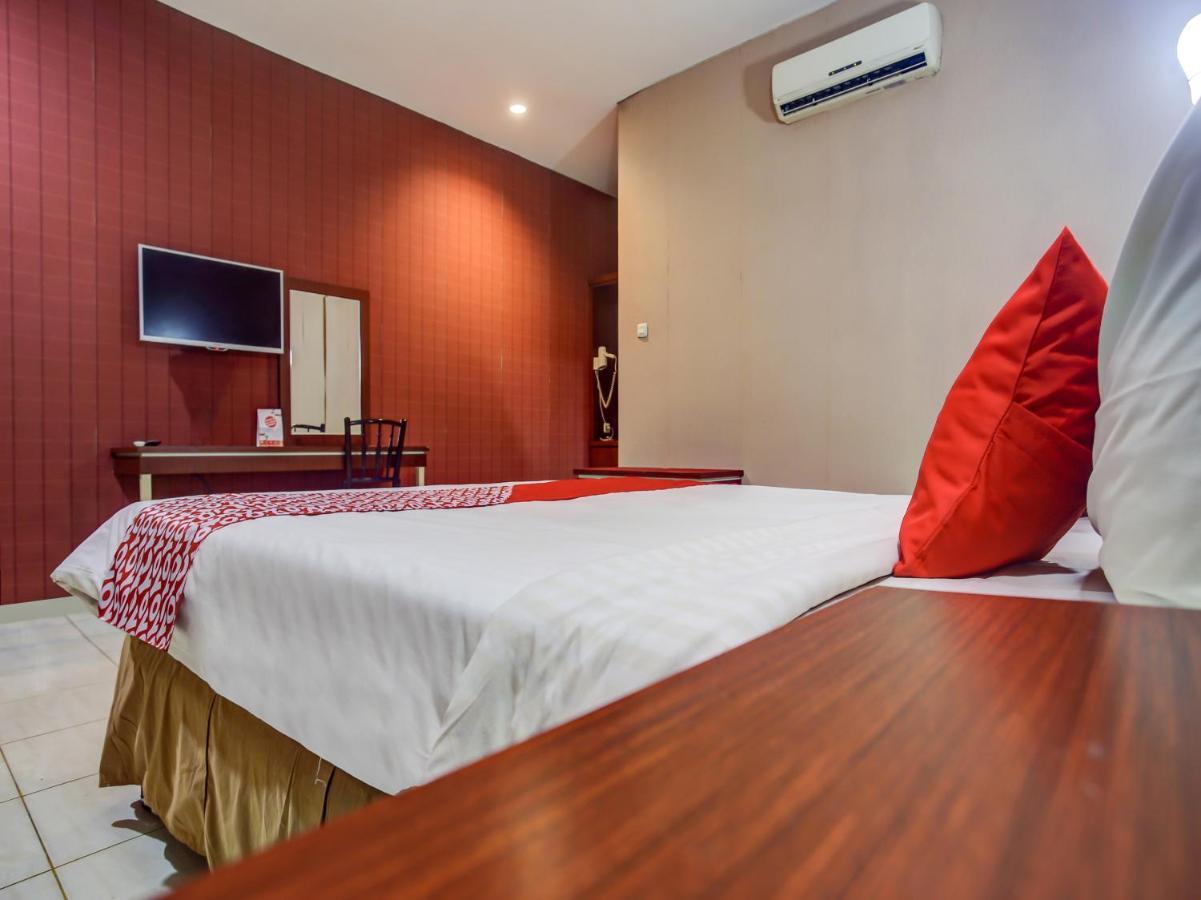 Oyo 3936 Hotel Trisula Makassar Kültér fotó