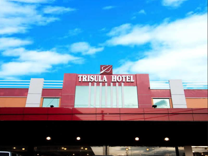 Oyo 3936 Hotel Trisula Makassar Kültér fotó